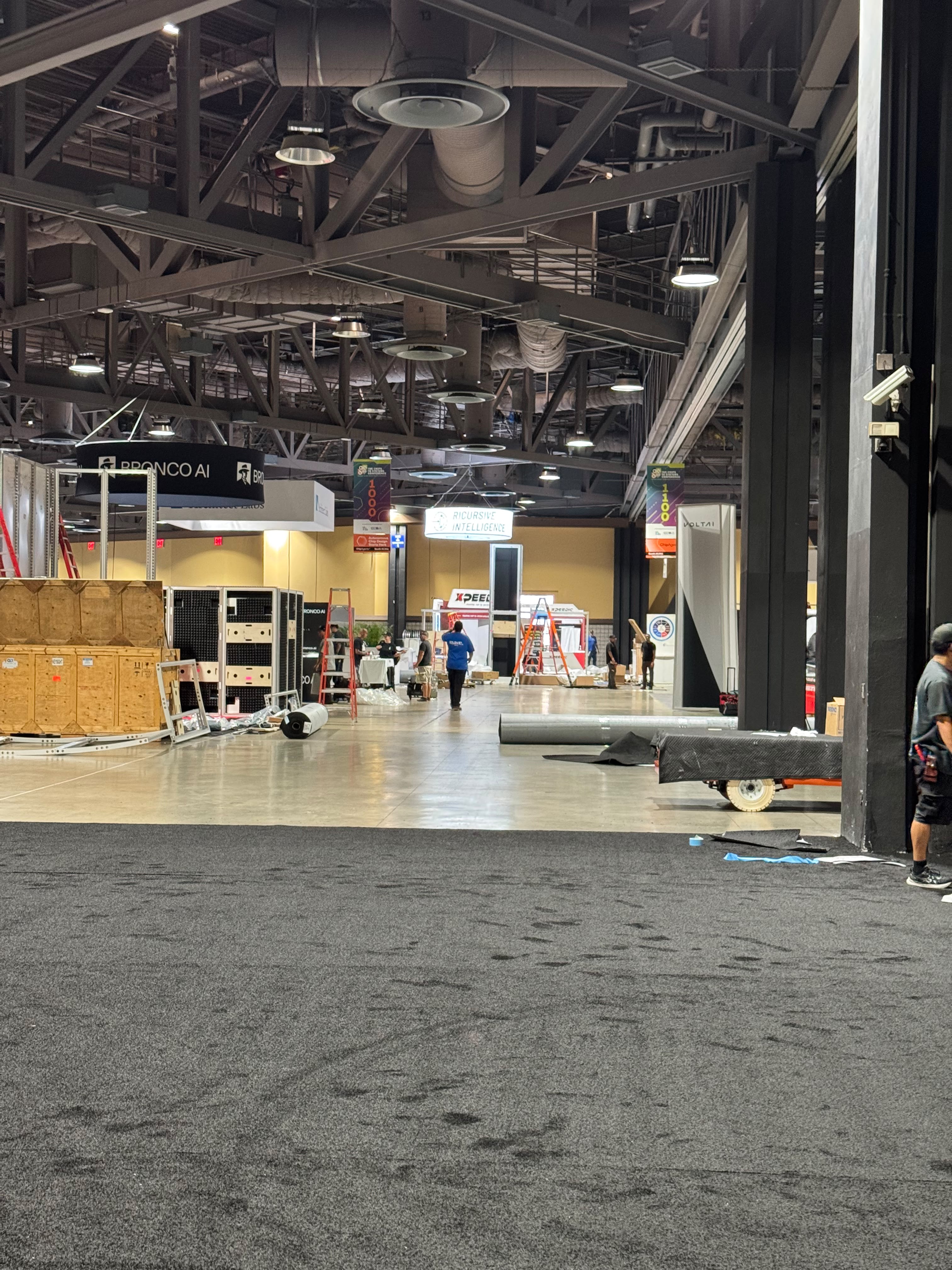Wide overview of convention hall setup